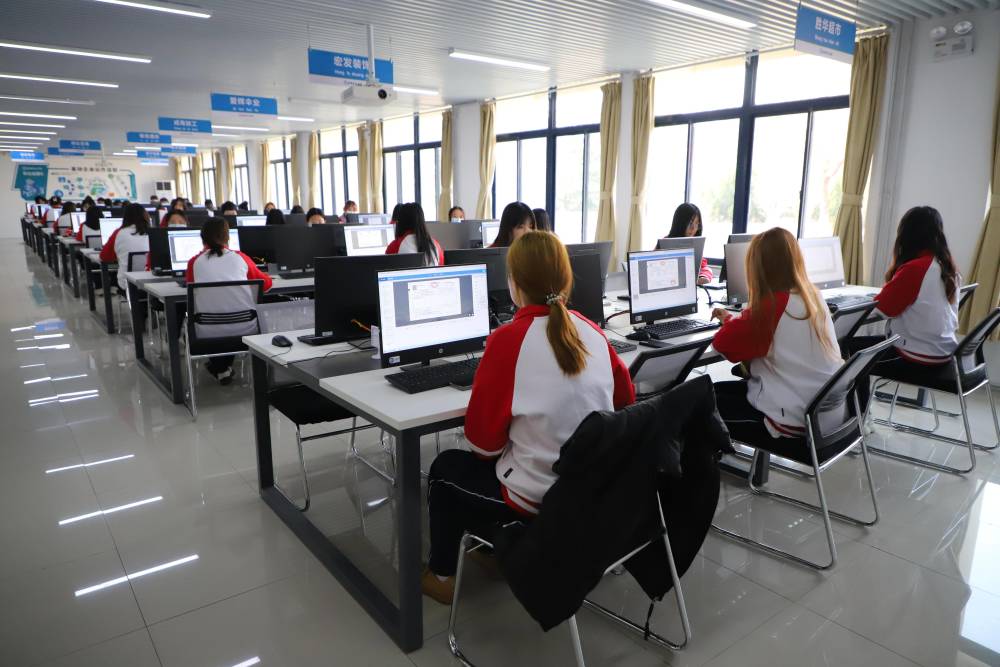 高端智庫看山東|助推職業教育現代化 專家團走進威海職業學院開展教育咨詢服務